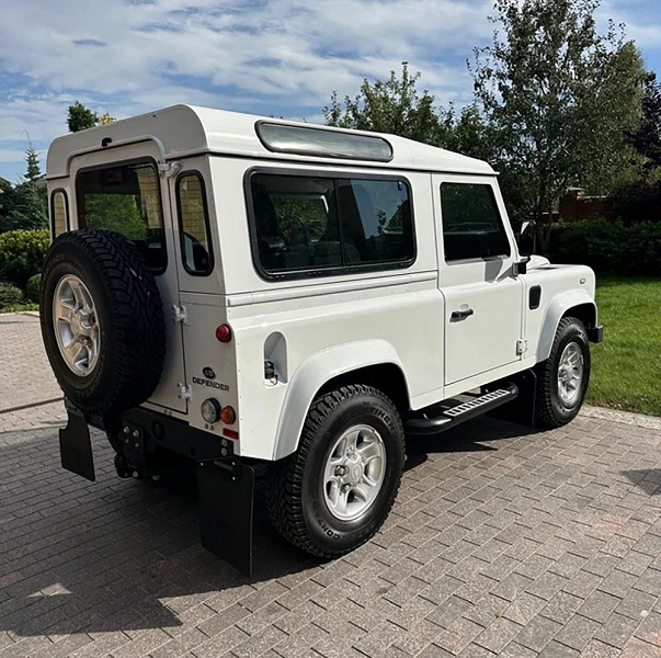 Rusya'da 10 yaşındaki Land Rover Defender yeni bir araba devletinde satılıyor: 122 HP. Ve çapraz bölge yeteneği Niva veya Suzuki Jimny'den daha kötü değil