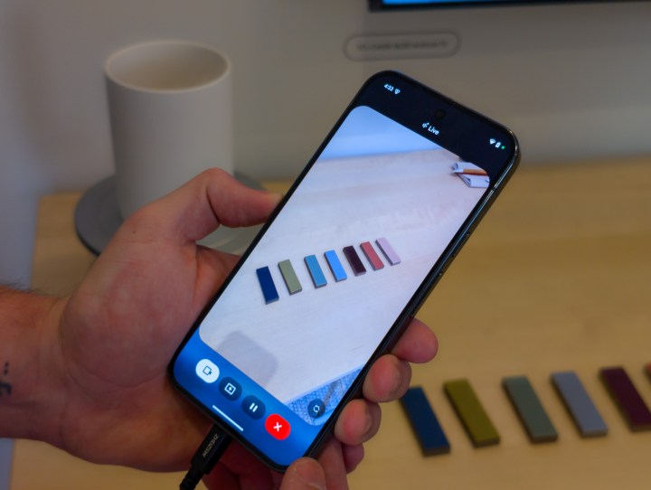 Galaxy S25 Ultra Broadcast'ta Gemini Live Uygulaması Kamera özelliği ile Gemini uygulamasını gösteren bir TV'ye açık