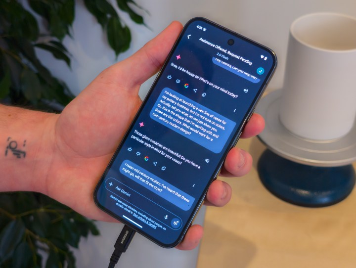 Galaxy S25 Ultra Broadcast'ta Gemini Live Uygulaması Bir Konuşma ve Adım görevlerini gösteren Gemini uygulamasını gösteren bir TV'ye