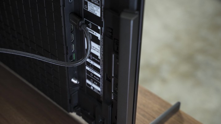 Sony A95L'nin yan tarafındaki HDMI bağlantı noktası seçimi.