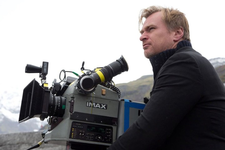 Christopher Nolan önde veya bir IMAX kamerasında oturuyor.