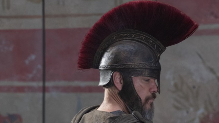 Matt Damon kaskla bakıyor.