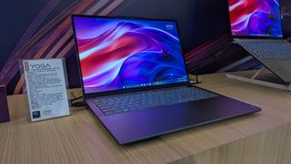 Barselona, İspanya'da sergilenen Lenovo Yoga Pro 9i Aura Edition Dizüstü Bilgisayar Örneği