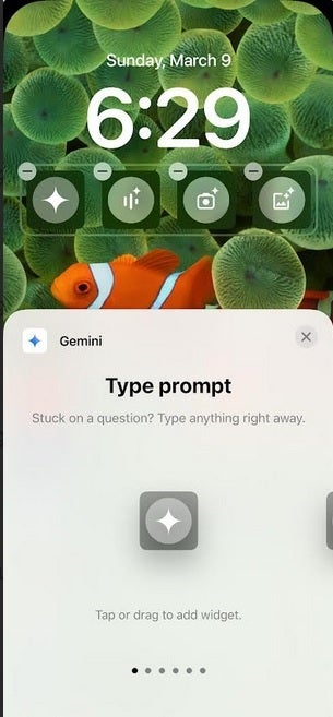 Gemini uygulamasını iPhone'unuzun kilit ekranına koymak, daha hızlı ve daha kolay açılmasını sağlar. | Image Credit -Phonearena - Chatgpt ve Gemini'yi iPhone'unuzda hızlı bir şekilde açacak şekilde ayarlayın, böylece sorgularınızı yanıtlayabilirsiniz