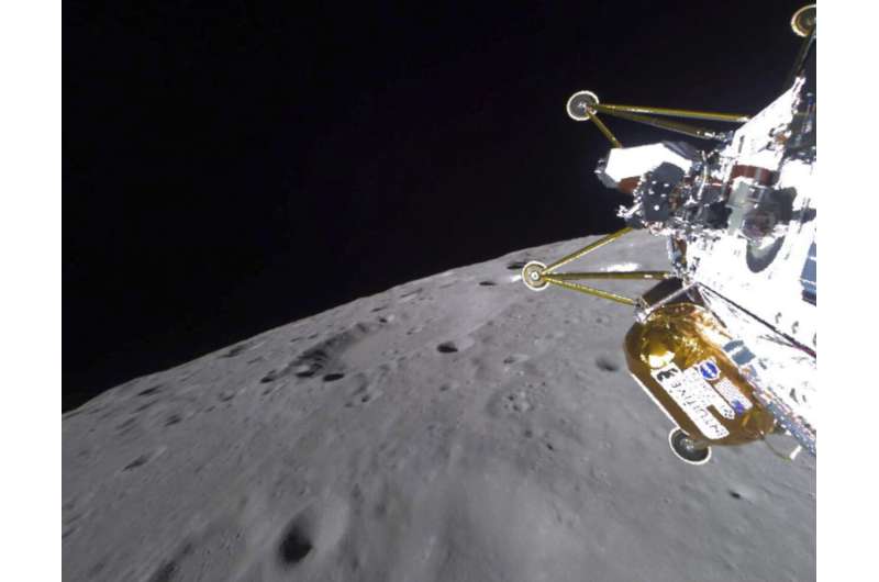 NASA tarafından sağlanan bu fotoğraf, 6 Mart 2025 Perşembe günü ayın yüzeyine yaklaşan sezgisel makinelerin Athena Lander'ı gösteriyor. Kredi: AP üzerinden NASA Özel ay Lander, ayın güney kutbunun yakınındaki bir kraterde yanlara inişten sonra ölü ilan edildi