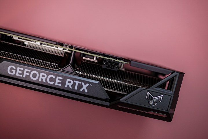 RTX 4070 Ti Süper Grafik Kartı'ndaki güç adaptörü.