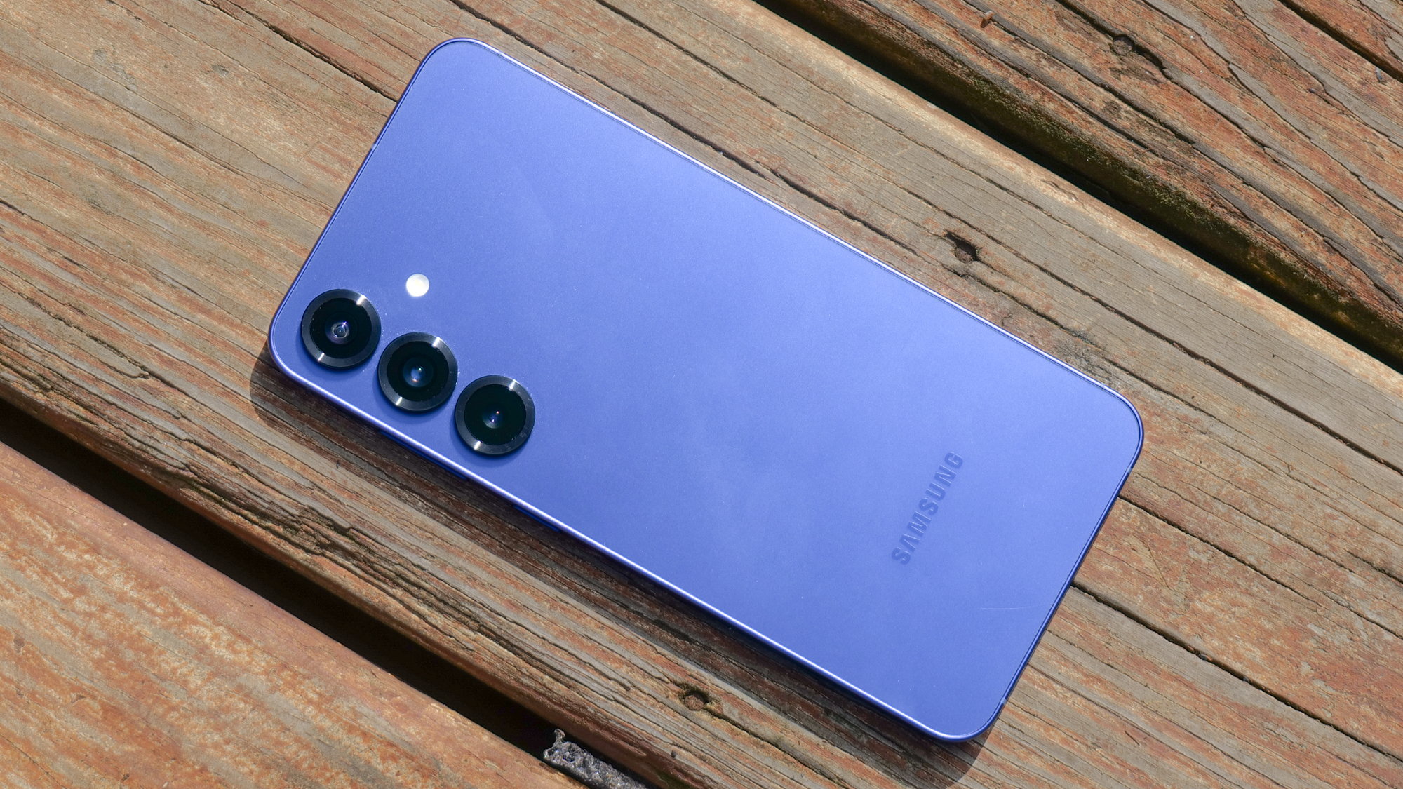 Galaxy S25 Plus elinde tutuldu.