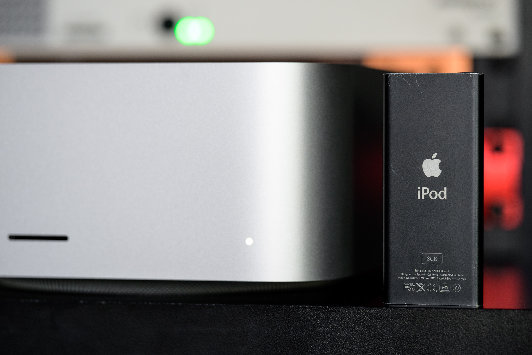 M3 Ultra Chip ile Apple'ın Mac Studio masaüstü bilgisayarının uygulamalı bir fotoğrafı.