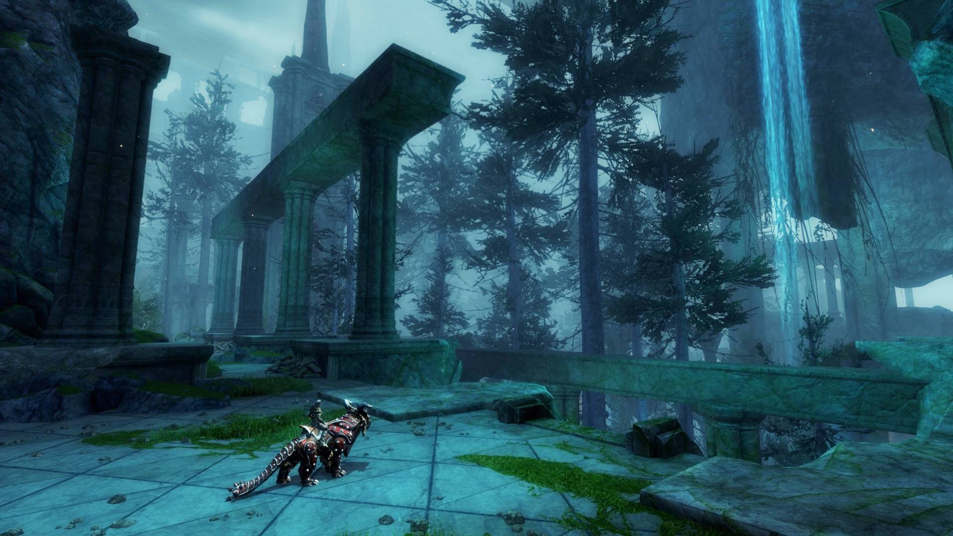 Guild-Wars-2-Janthir-Wilds-Expansion-RePentance-GW2 Aslan tarzı bir montaj üzerindeki GW2 karakteri, kasvetli bir orman alanındaki büyük kalıntılara bakıyor