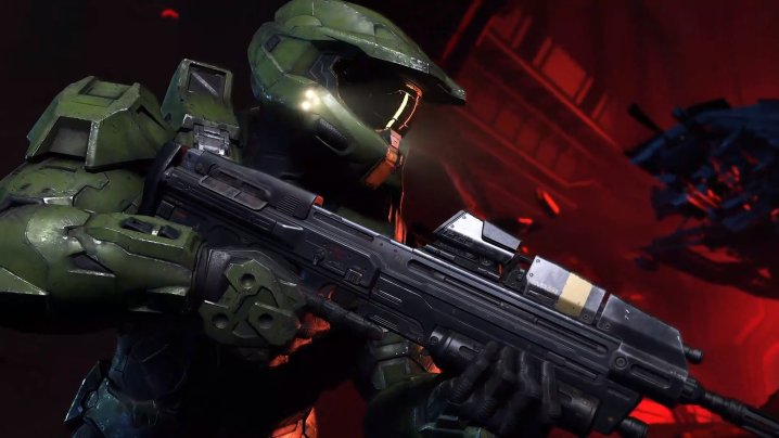 Halo Infinite'da bir saldırı tüfeği tutan usta şef.