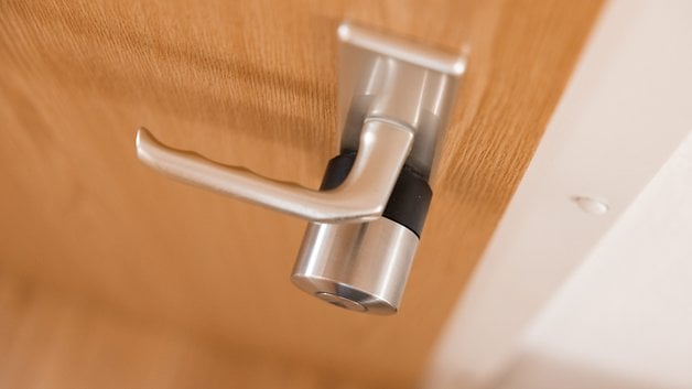 Ahşap bir kapıda bir Nuki Smart Lock Pro'nun kapatın.