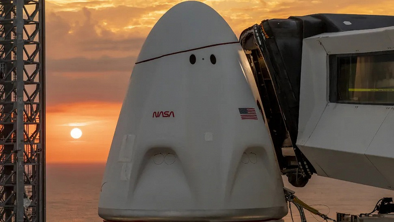 SpaceX, Mürettebat-10 Misyonunun başlamasından önce Falcon 9 Füzeleri ve Mürettebat Dragon gemilerinin muhteşem fotoğraflarını yayınladı