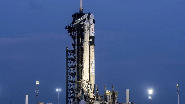 SpaceX, Mürettebat-10 Misyonunun başlamasından önce Falcon 9 Füzeleri ve Mürettebat Dragon gemilerinin muhteşem fotoğraflarını yayınladı