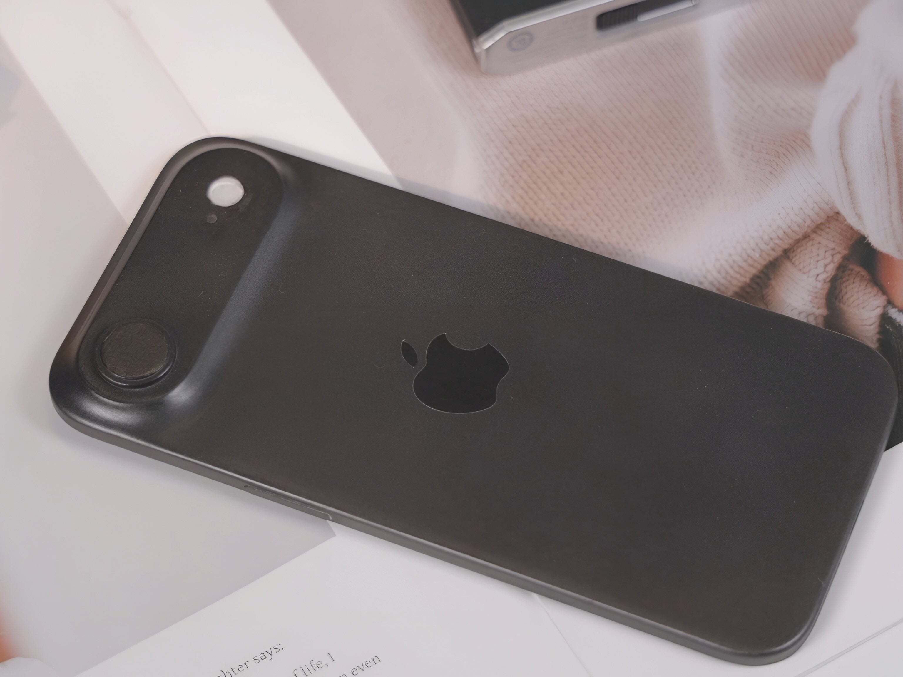 Siyah renkte iPhone 17 Air'in bir fotoğrafı.