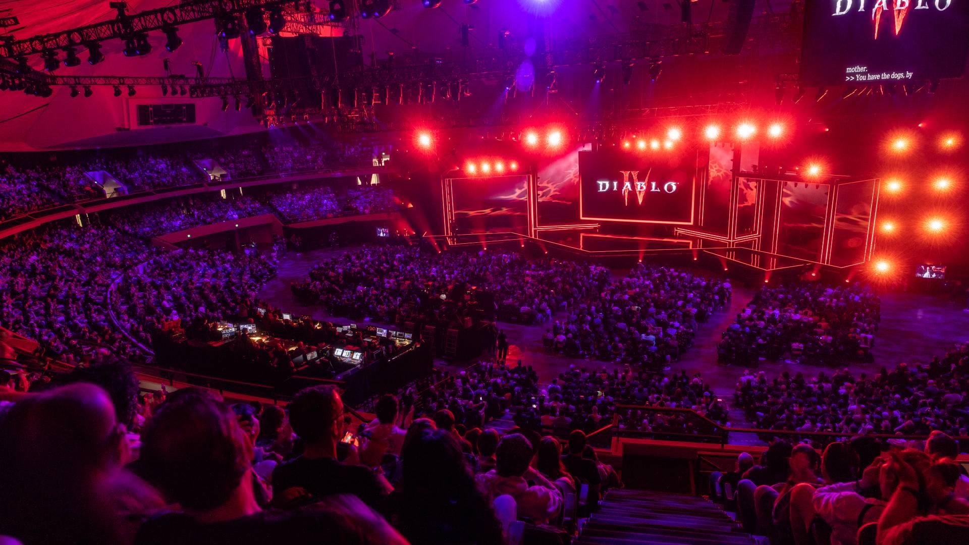 Blizzcon 2023'ün bir görüntüsü, kalabalığın Diablo 4 için bir vitrin izlerken oturduğu bir görüntü.