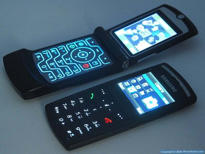 Motorola Razr Samsung X820'nin yanında
