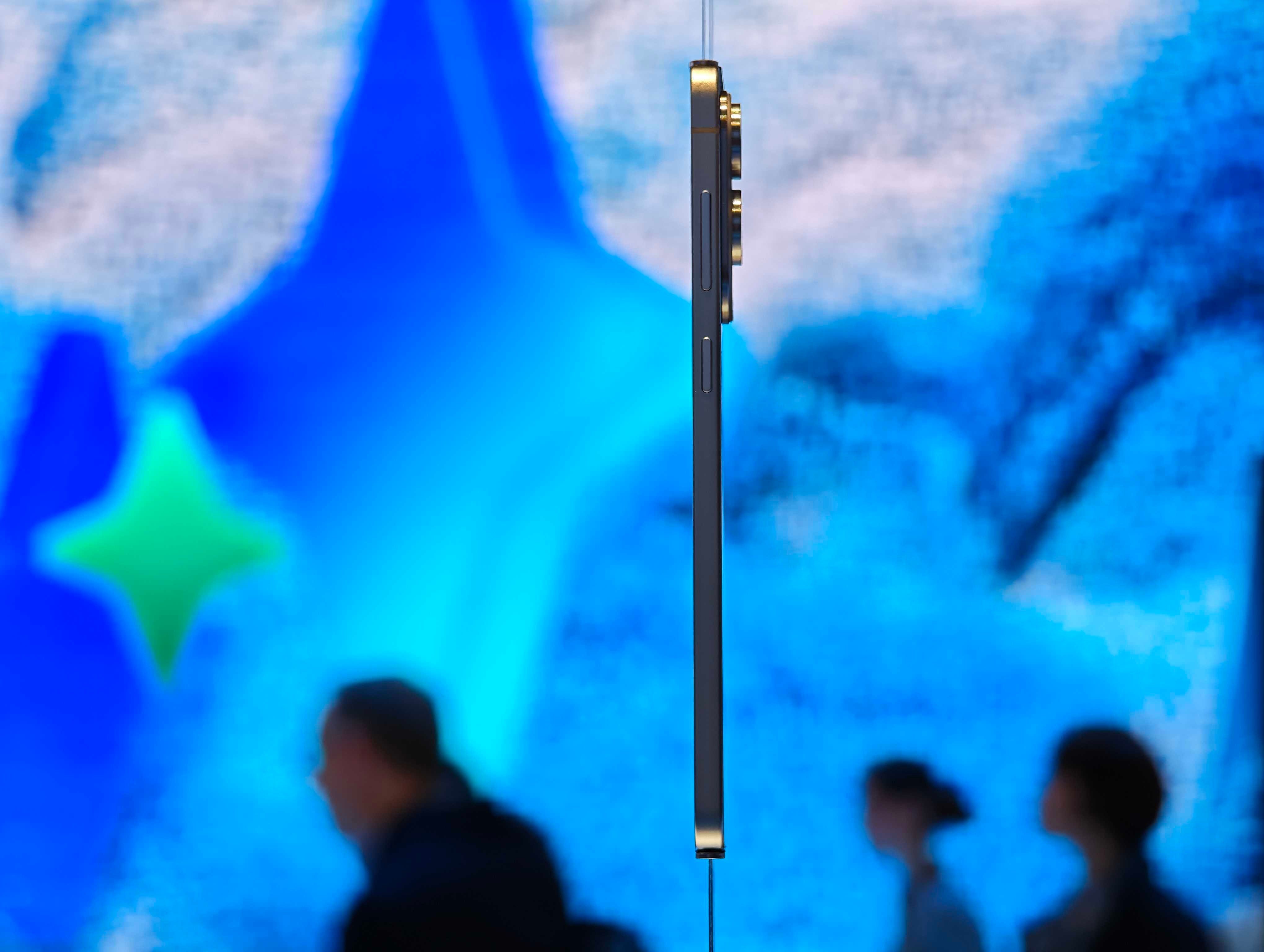 Galaxy S25 kenarı yandan