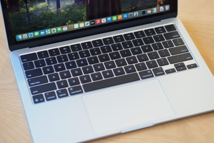 Apple MacBook Air 13 M4 Klavye ve Dokunmatik Pad'i Gösteren Görünüm.