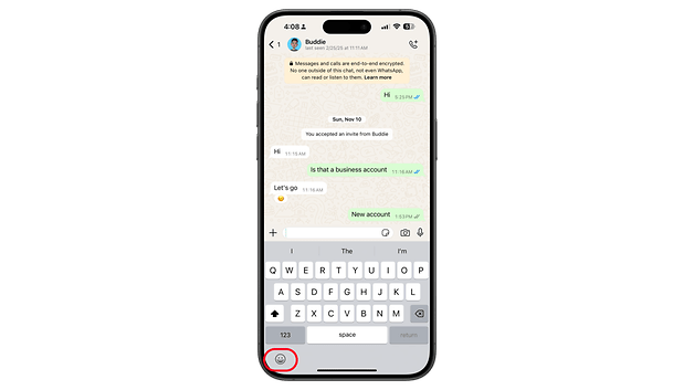 Bir akıllı telefon, bir işletme hesabı aracılığıyla mesajlarla bir whatsApp sohbeti gösterir.