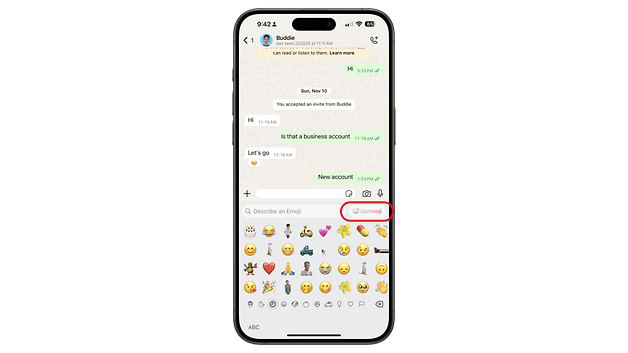 Bir akıllı telefon, altta emoji seçenekleriyle bir whatsApp sohbeti gösterir.