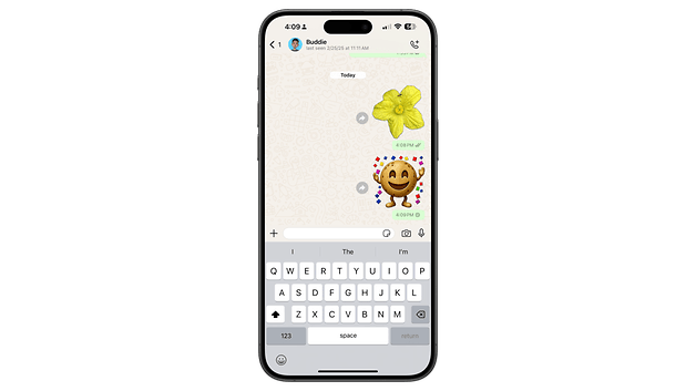 Bir akıllı telefon, emojili bir mesajlaşma uygulaması ve sohbet mesajı gösterir.