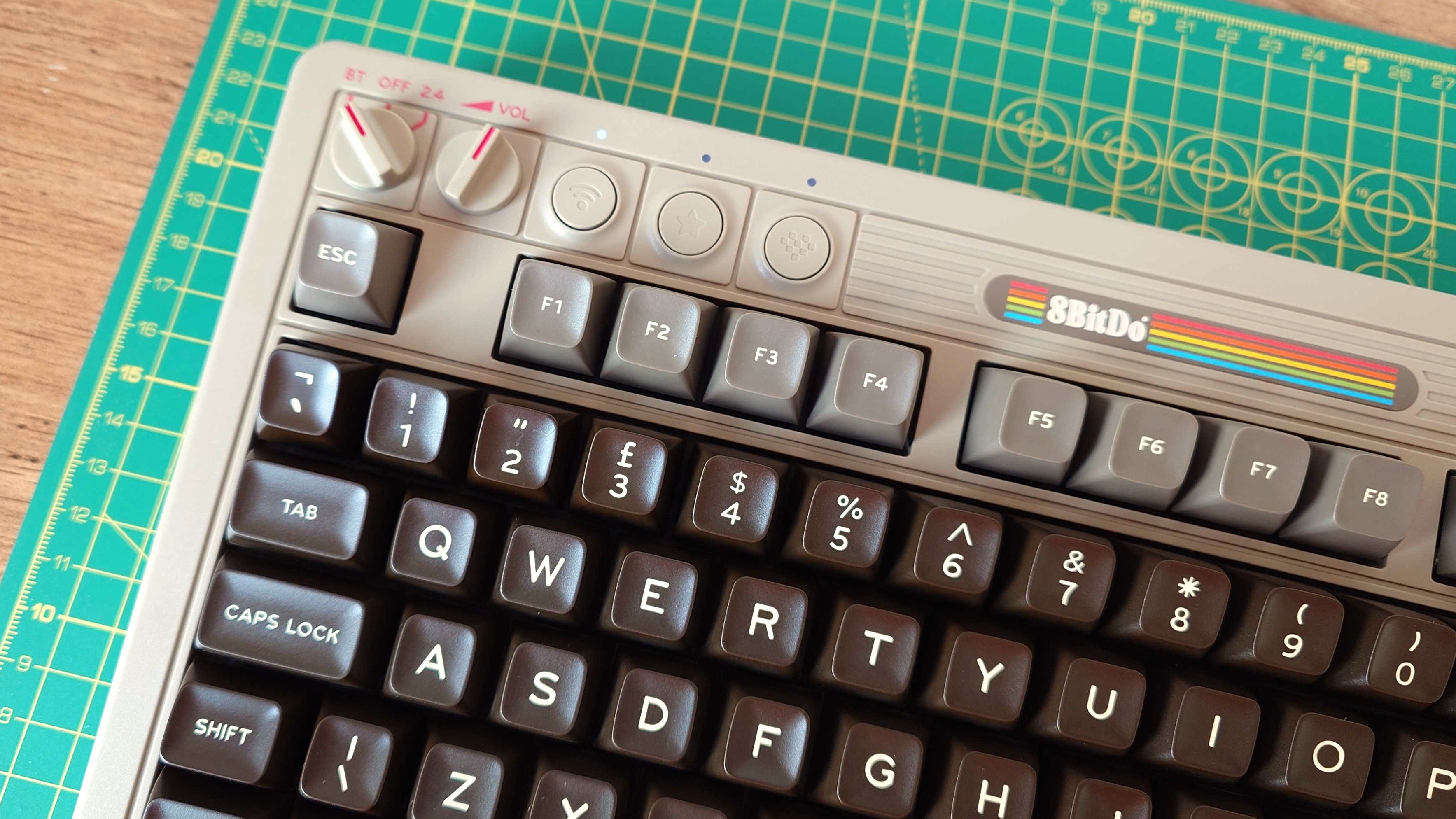 C64 renklerinde Retro Mekanik Klavye