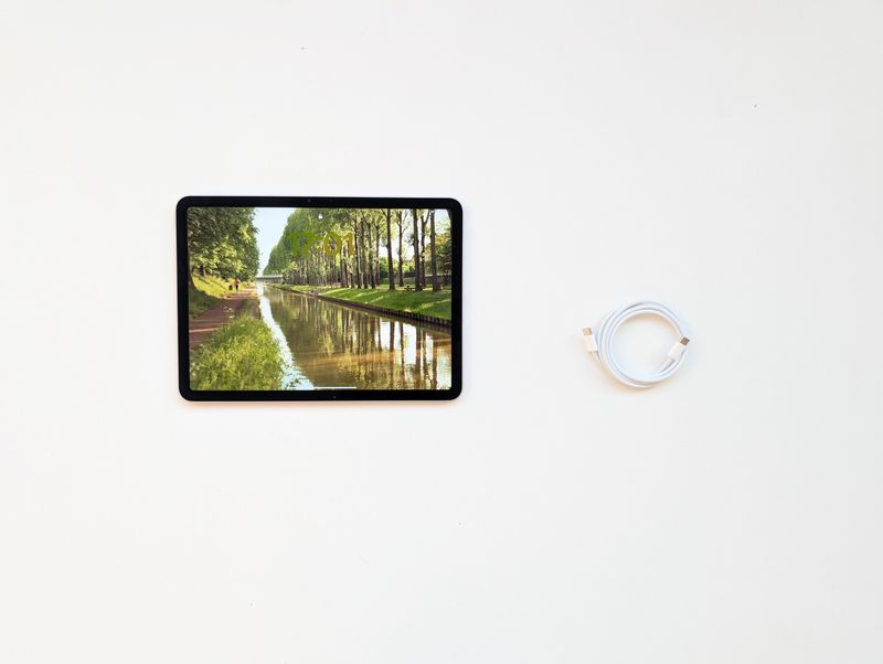 Apple iPad Air M3 11 '' ve USB-C kablosu, 2025, Ph. Moctar Kane.