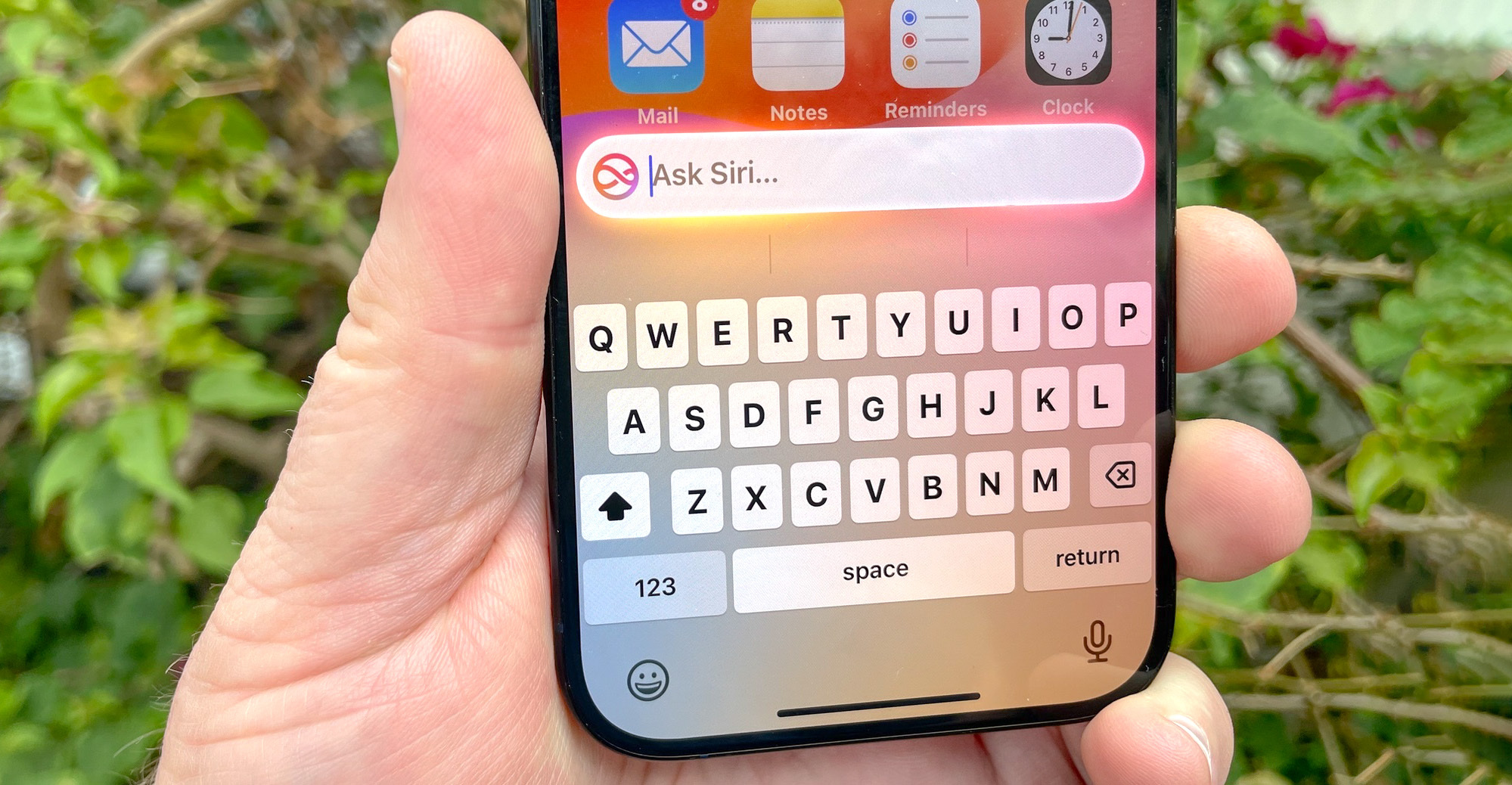 Bir iPhone 15 Pro ekranında Siri arayüzüne yazın