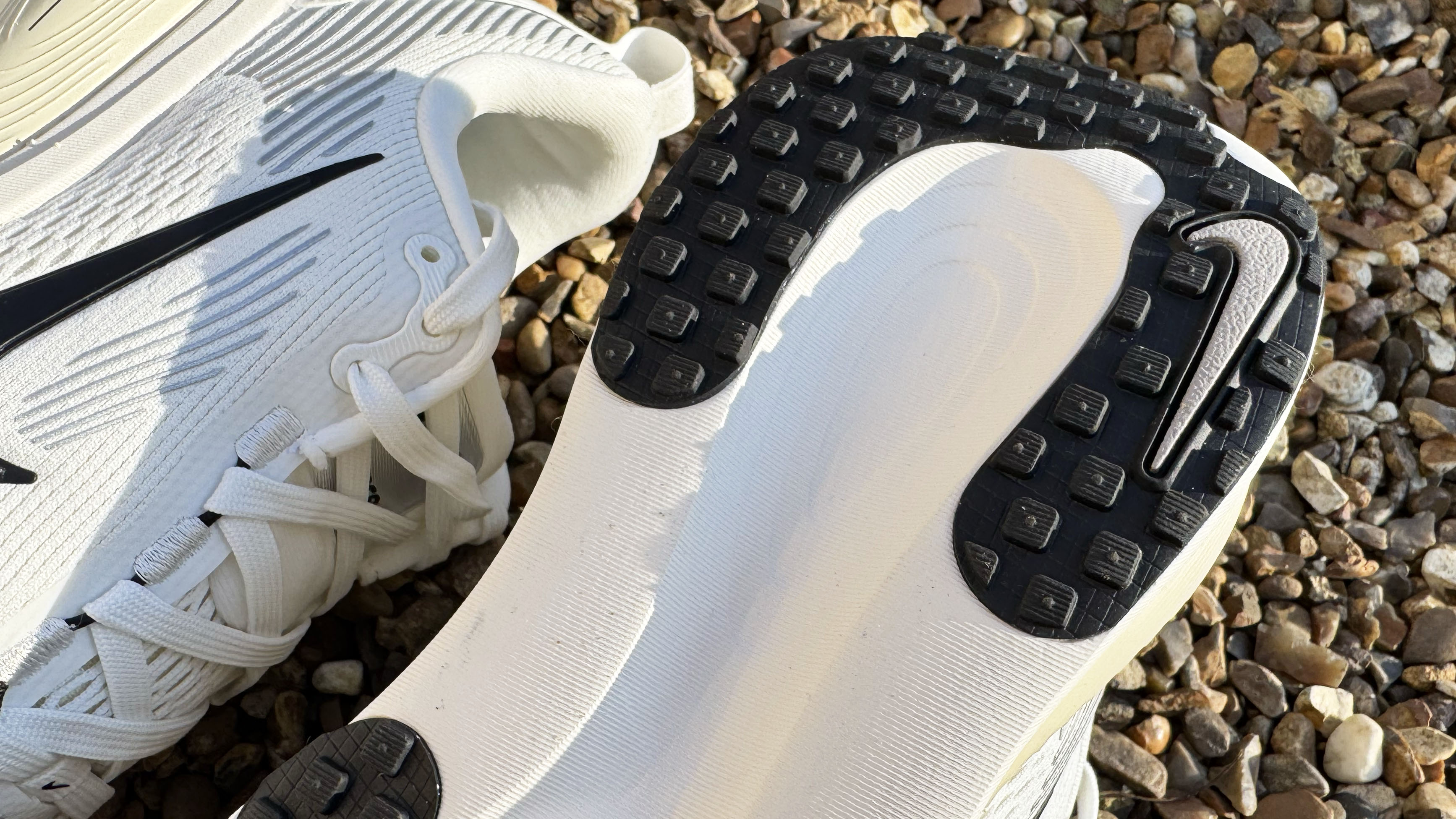 Nike Vomero 18 koşu ayakkabı dış tabanının bir fotoğrafı