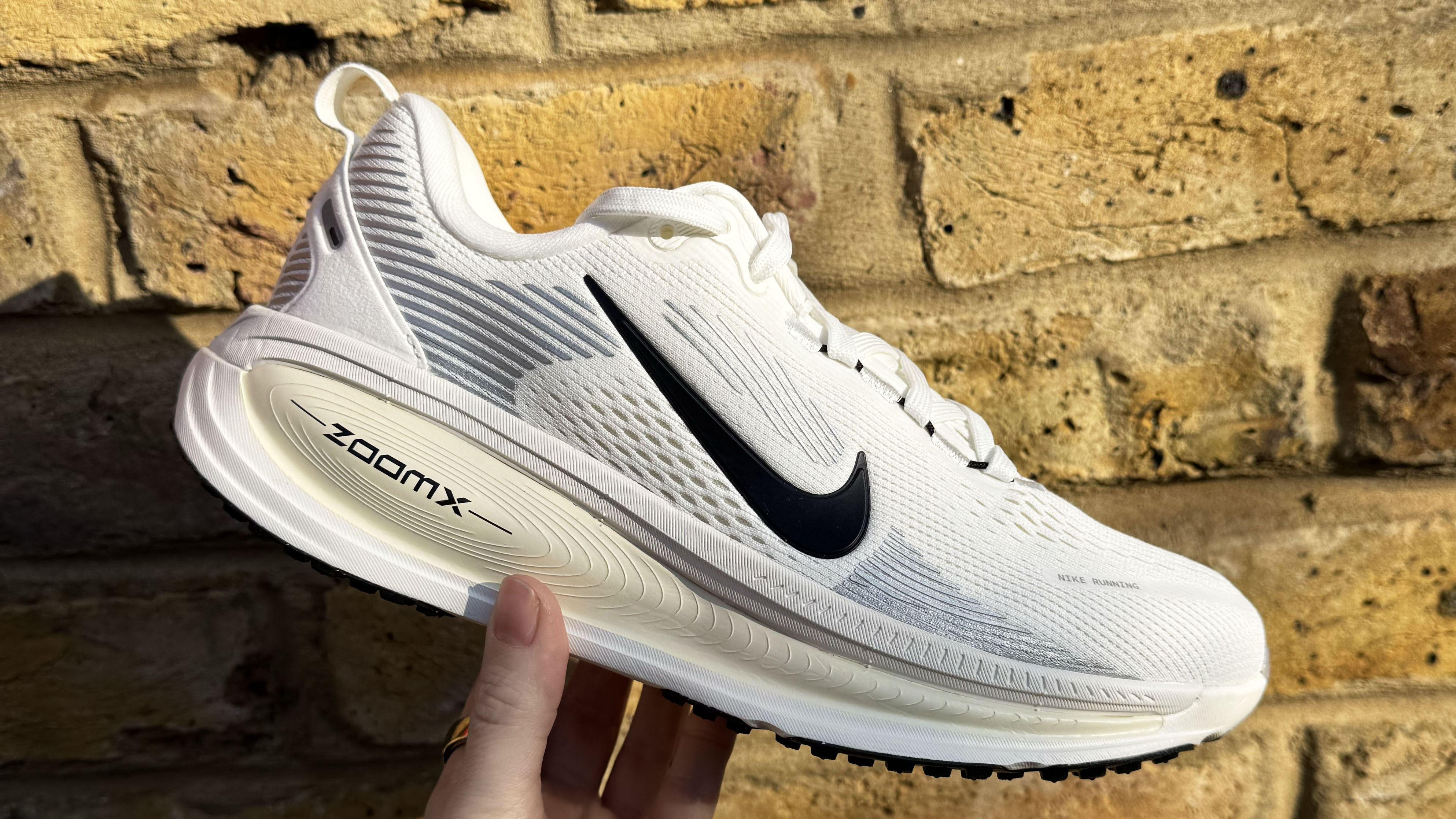 Nike Vomero 18 koşu ayakkabısının bir fotoğrafı