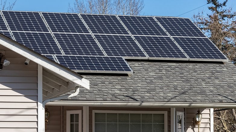 Ev çatısında PV sistemi, güç tasarrufu sembolü Ev çatısında PV sistemi, güç tasarrufu sembolü