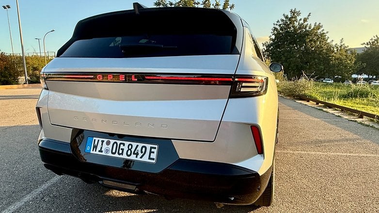 Opel Grandland PHEV arka görünümde. Opel Grandland PHEV arka görünümde.