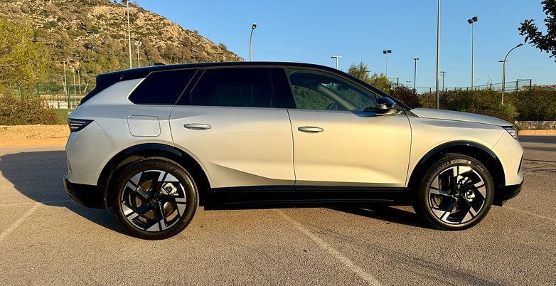 Opel Grandland Phev yandan görünümde. Opel Grandland Phev yandan görünümde.