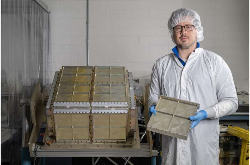 Richard Woolf, Ph.D., ABD Deniz Araştırma Laboratuvarı (NRL) araştırma fizikçisi, 18 Şubat 2025'te Washington, DC'de yıldız patlamasının bir parçası olan bir kristal dedektör ünitesi tutuyor. Yıldız patlaması, ABD NRL'de üretildi ve tasarlandı ve Drense Starnants'ın adlandırdığı gibi gamma ışınlarını tespit edecek küçük bir araçtır. Kredi: ABD Donanması / Jonathan Steffen-Arnold Starburst aracılığıyla evrenimizdeki gama ışınlarını anlamak