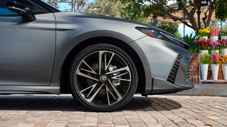 Toyota Camry geçişte değişmedi: efsanevi sedan, Rusya'da bir “yıla alternatif” haline geldi - bu Ruslar arasında en popüler -Çin olmayan iniş arabası
