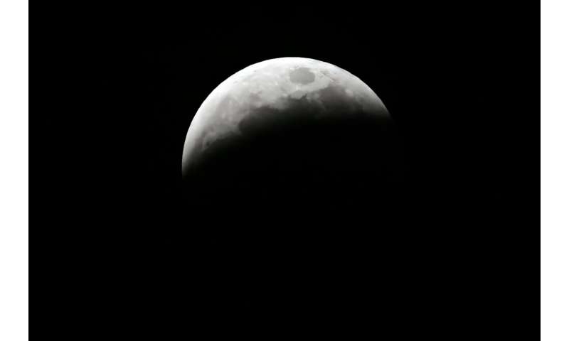 Los Angeles, California'nın üzerindeki 'Blood Moon' ay tutulması sırasında kısmi bir ay tutulması görülür