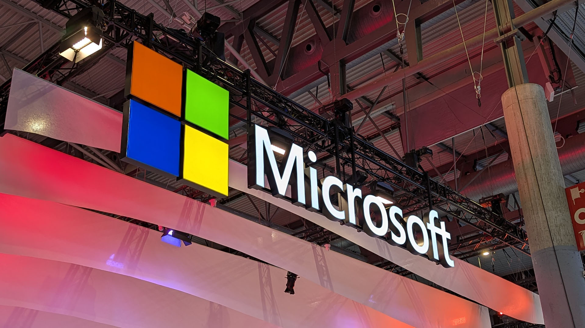 MWC Barcelona 2025'teki Microsoft Booth, Şirket Logosu Aydınlatılmış