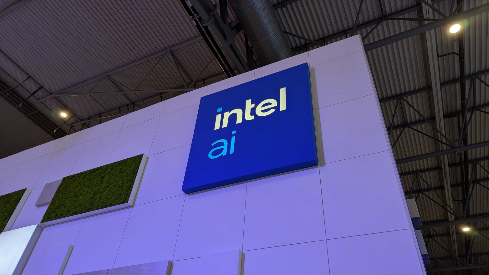 MWC 2025'te Intel AI logosu