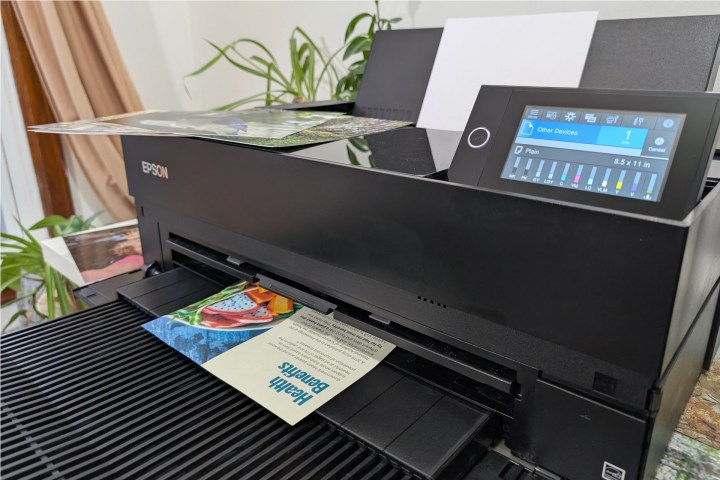 Epson Surecolor P900, 1,5 mm kalınlığa kadar çeşitli veya ortamlarla çalışır.