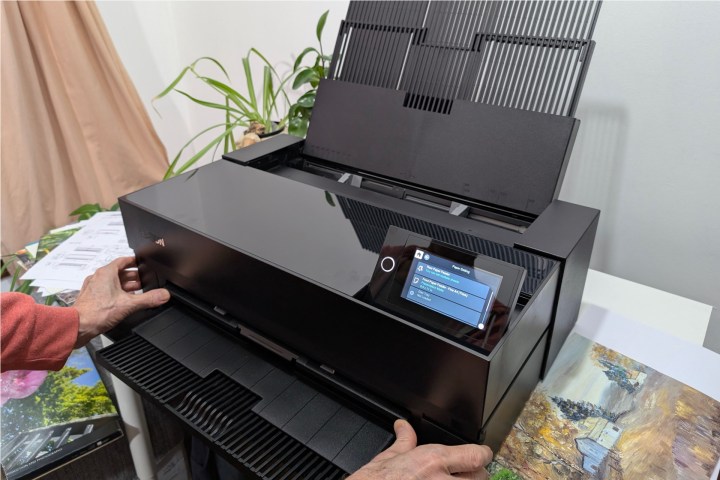 Surecolor P900'ün ön besleyici tepsisinin baskıdan önce tamamen meşgul olduğundan emin olun.