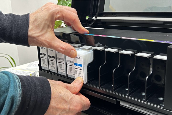 Epson, Surecolor P900 ile yarım litre mürekkep içerir.