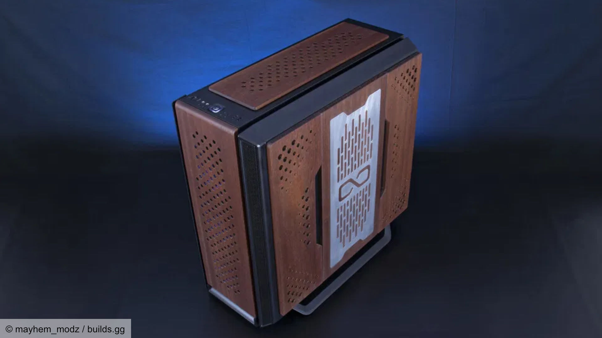 Maun Gaming PC'nin üst ve arka görünümü