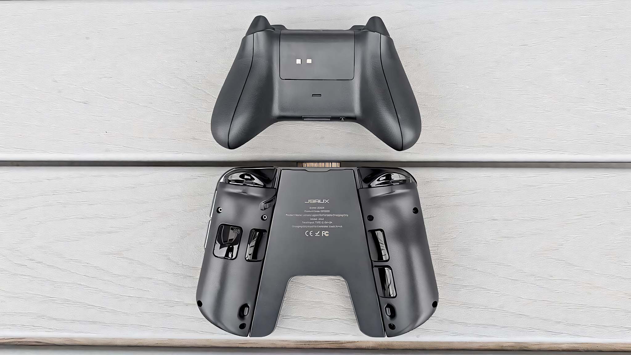Lejyon GO denetleyicisi ve bir Xbox denetleyicisi için bir JSaux kavrama konnektörünün arka tarafları.