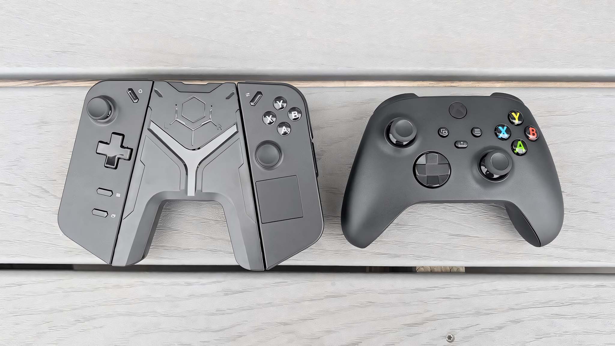 Bir Xbox denetleyicisinin yanındaki Lejyon GO denetleyicisi için JSaux kavrama konnektörü.