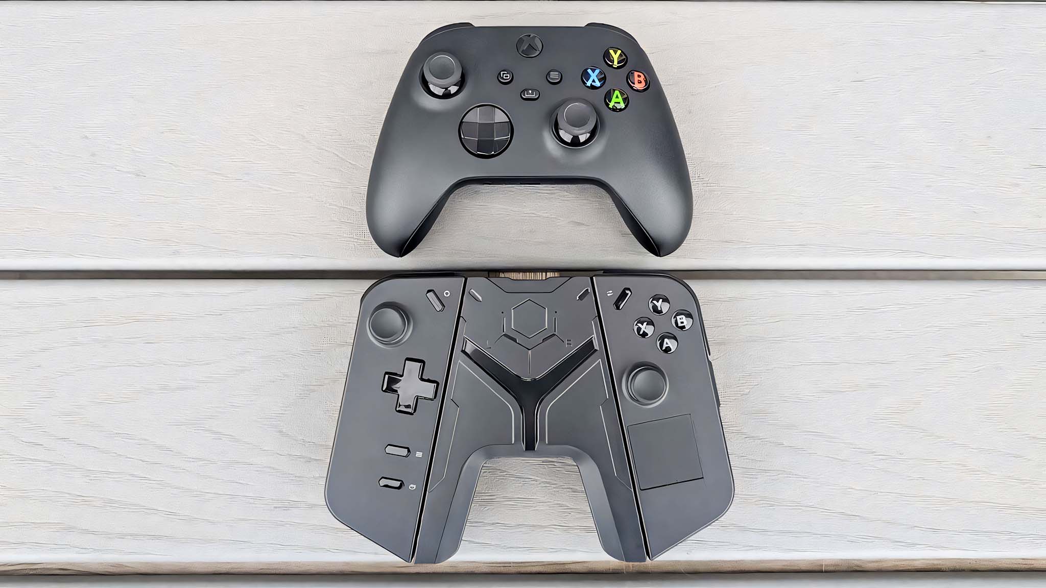 Bir Xbox denetleyicisinin ön tarafları ve Lejyon GO denetleyicisi için bir JSaux kavrama konnektörü.
