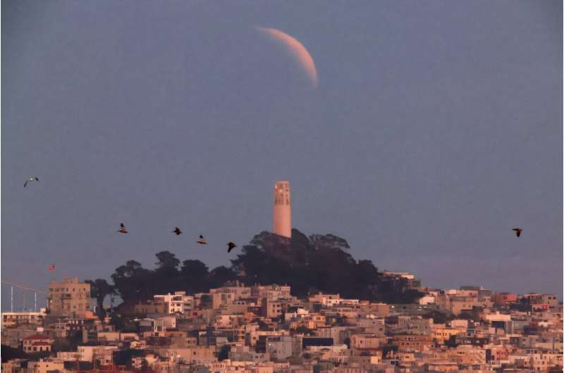15 Mayıs 2022'de San Francisco üzerinden kısmen gölgeli bir kan ayı