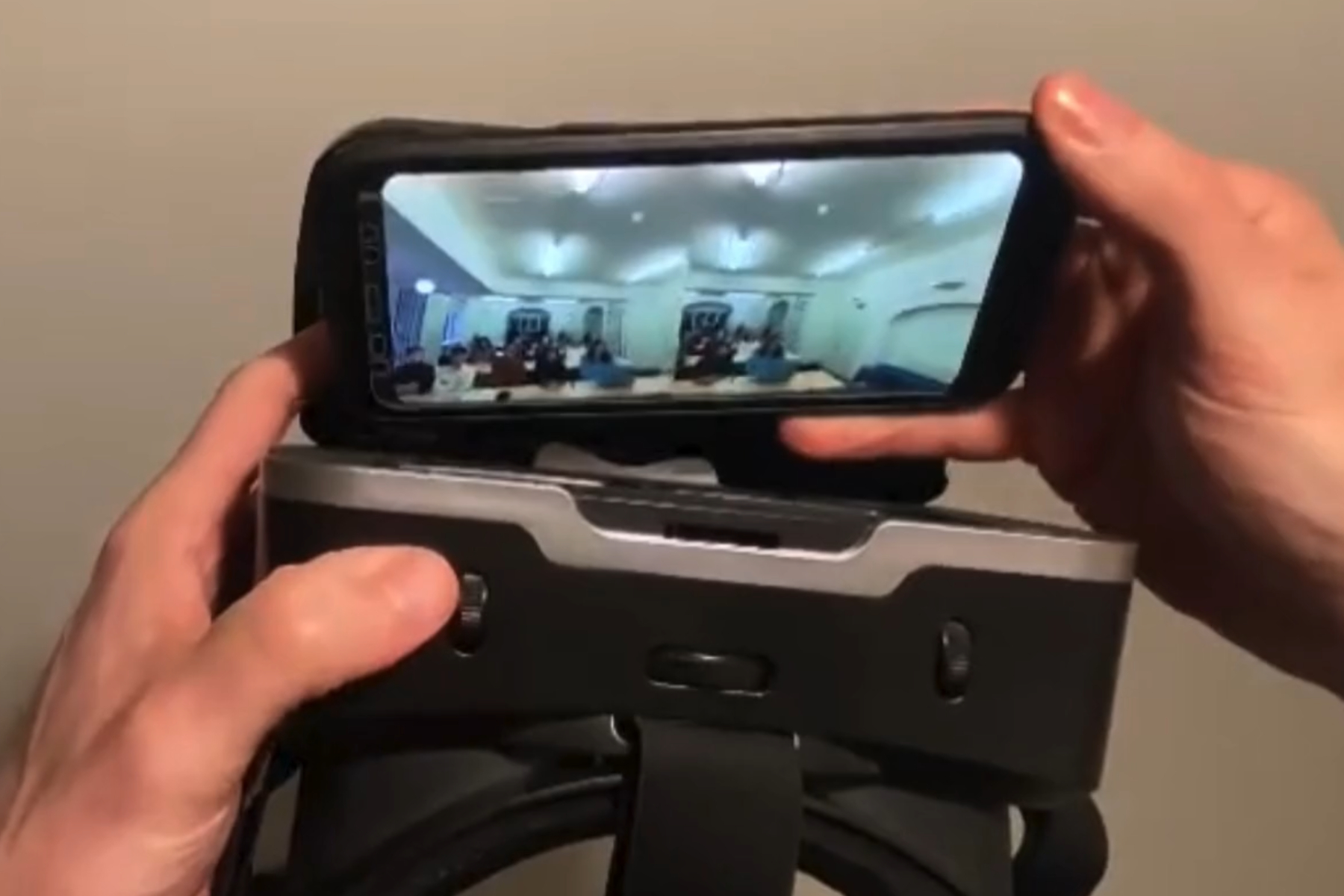 Bir VR kitinin içine bir telefon koymak.