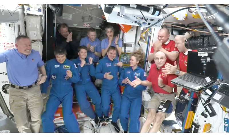 NASA'nın sıkışmış astronotları, yeni gelen yedeklerini uzay istasyonuna davet ediyor