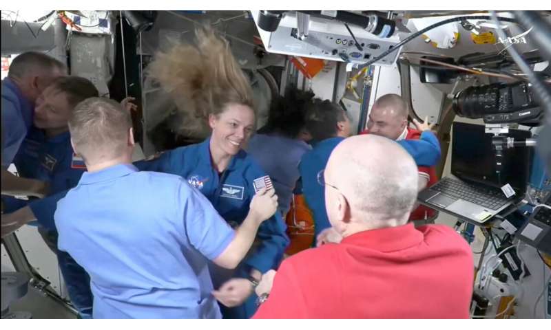 NASA'nın sıkışmış astronotları, yeni gelen yedeklerini uzay istasyonuna davet ediyor