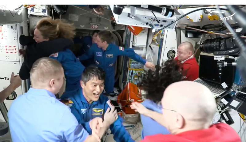 NASA'nın sıkışmış astronotları, yeni gelen yedeklerini uzay istasyonuna davet ediyor